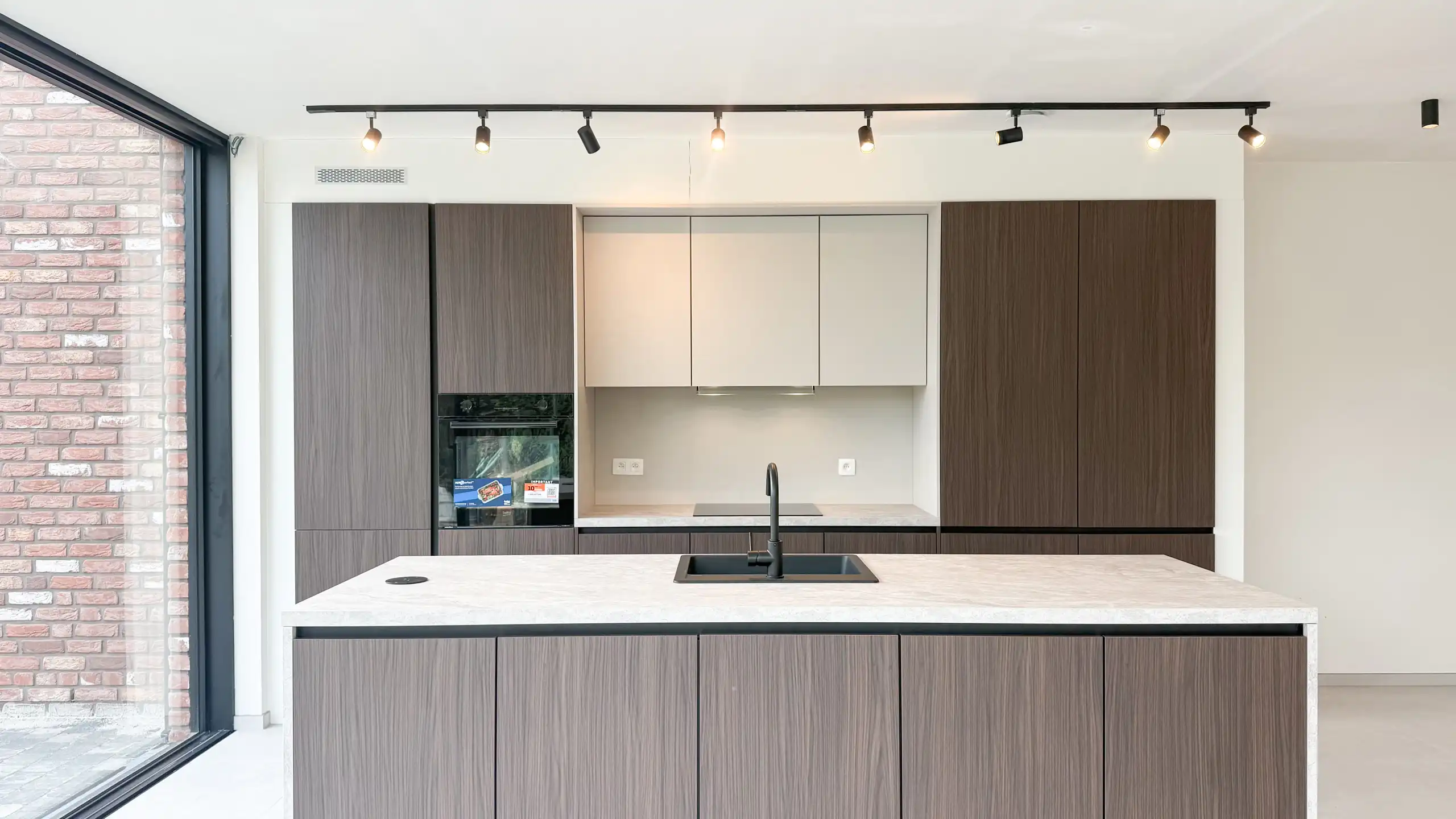 Kwalitatief afgewerkte nieuwbouwwoning op centrale ligging! foto 8