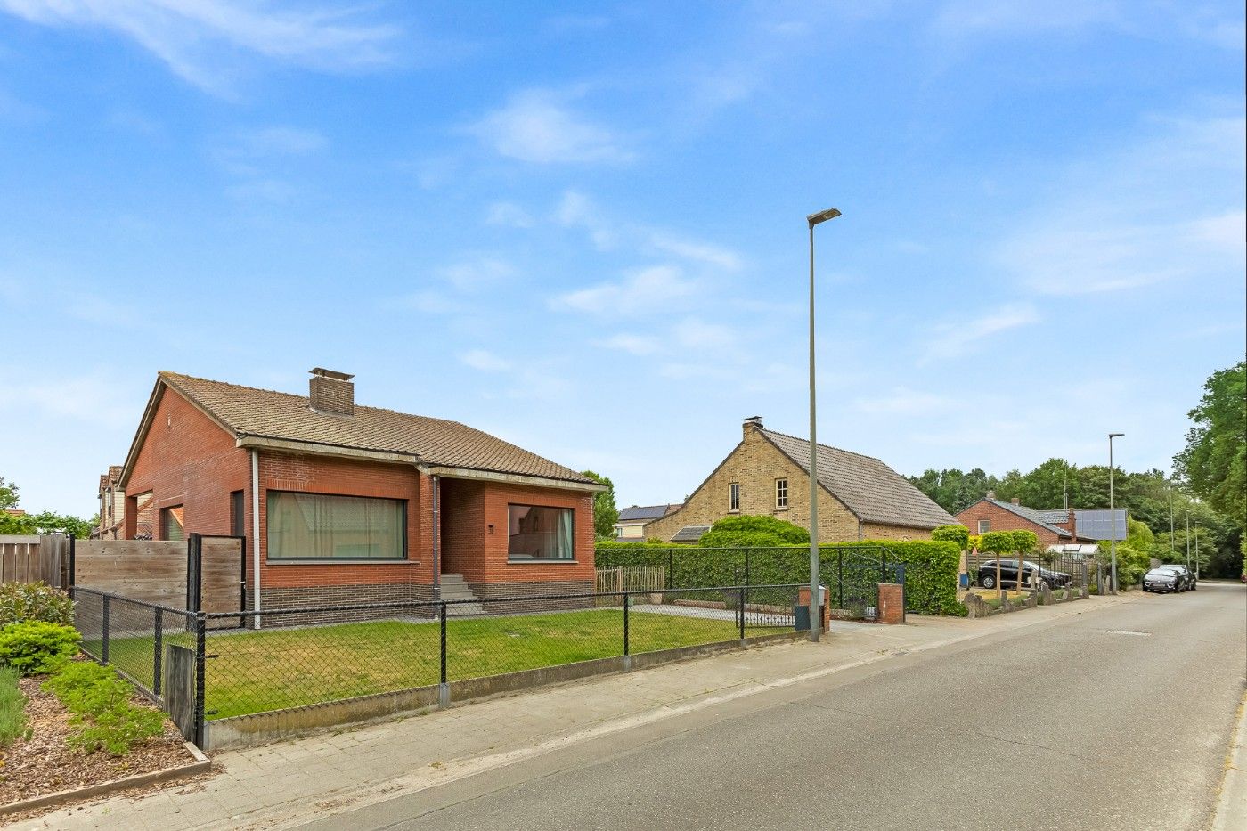 Vrijstaande, gerenoveerde woning met 2 slpk., garage, ruime souterrain, zolder en tuin foto 37