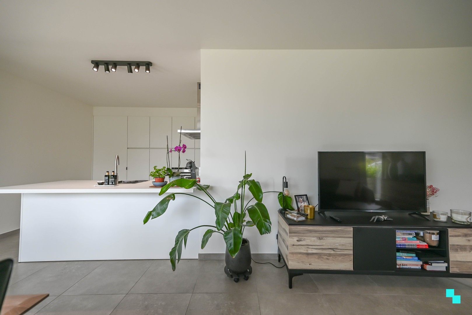 Bijna energieneutraal hoekapppartement aan kanaal Roeselare-Leie foto 9