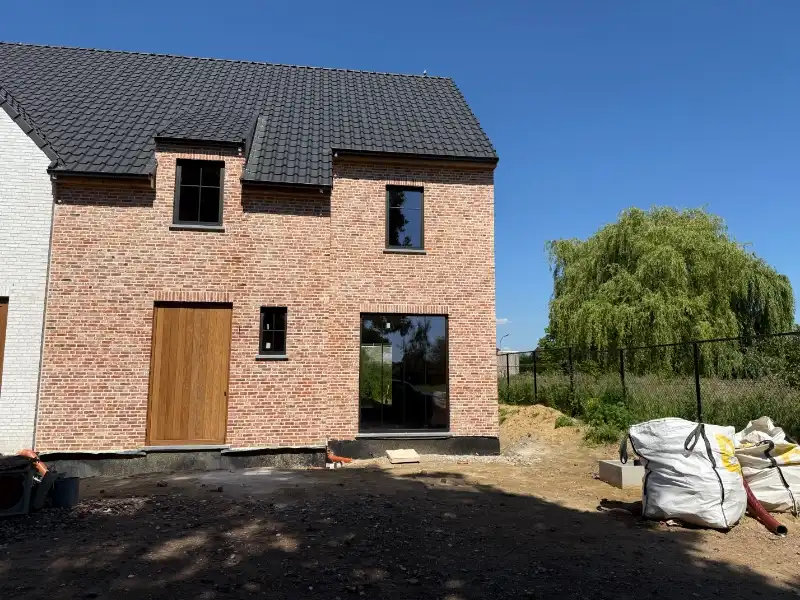 Moderne halfopen nieuwbouwwoning met 4 slaapkamers en 2 badkamers met carport foto 3