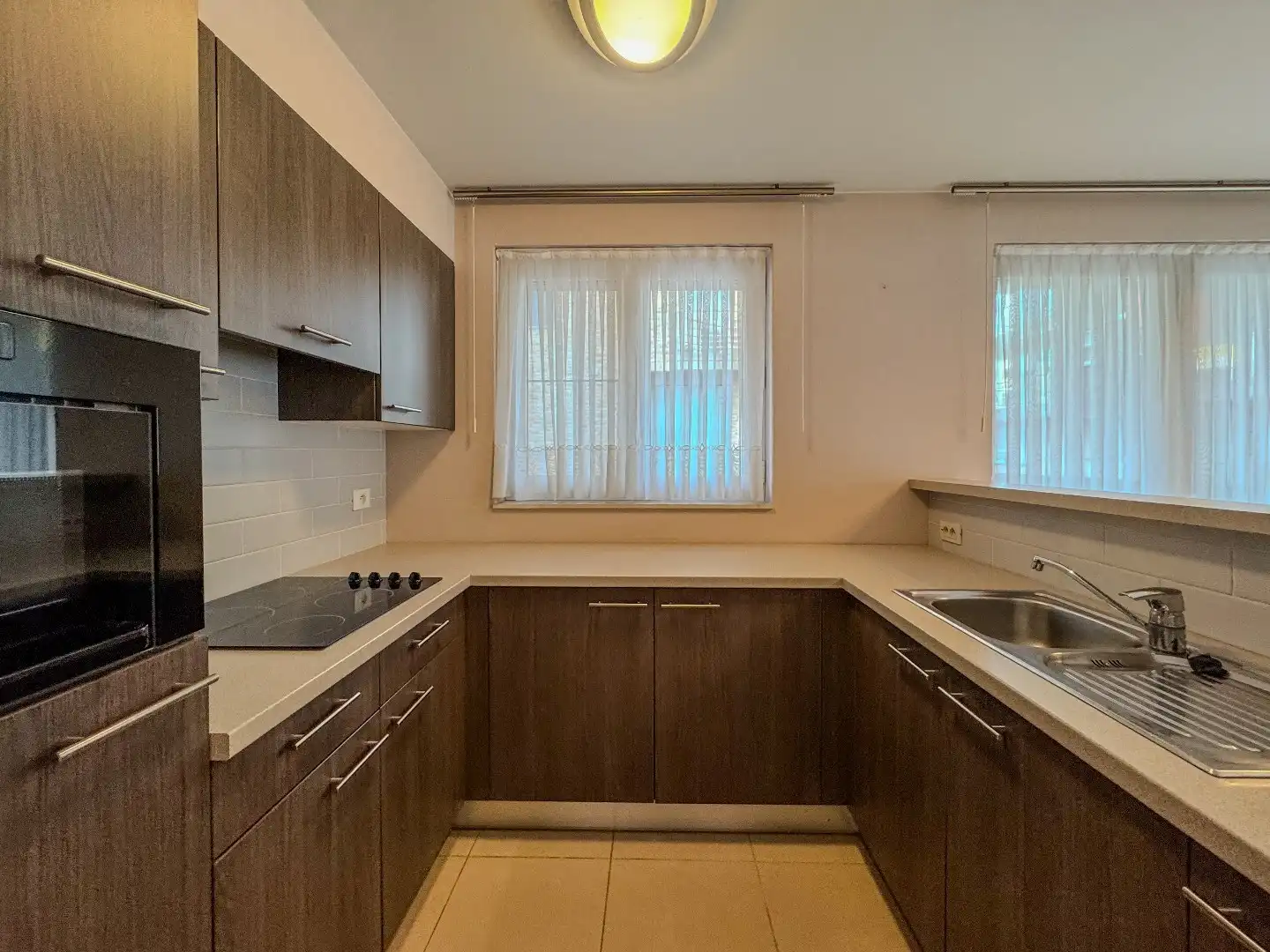 Gelijkvloers appartement met 2 slaapkamers in het centrum. foto 3