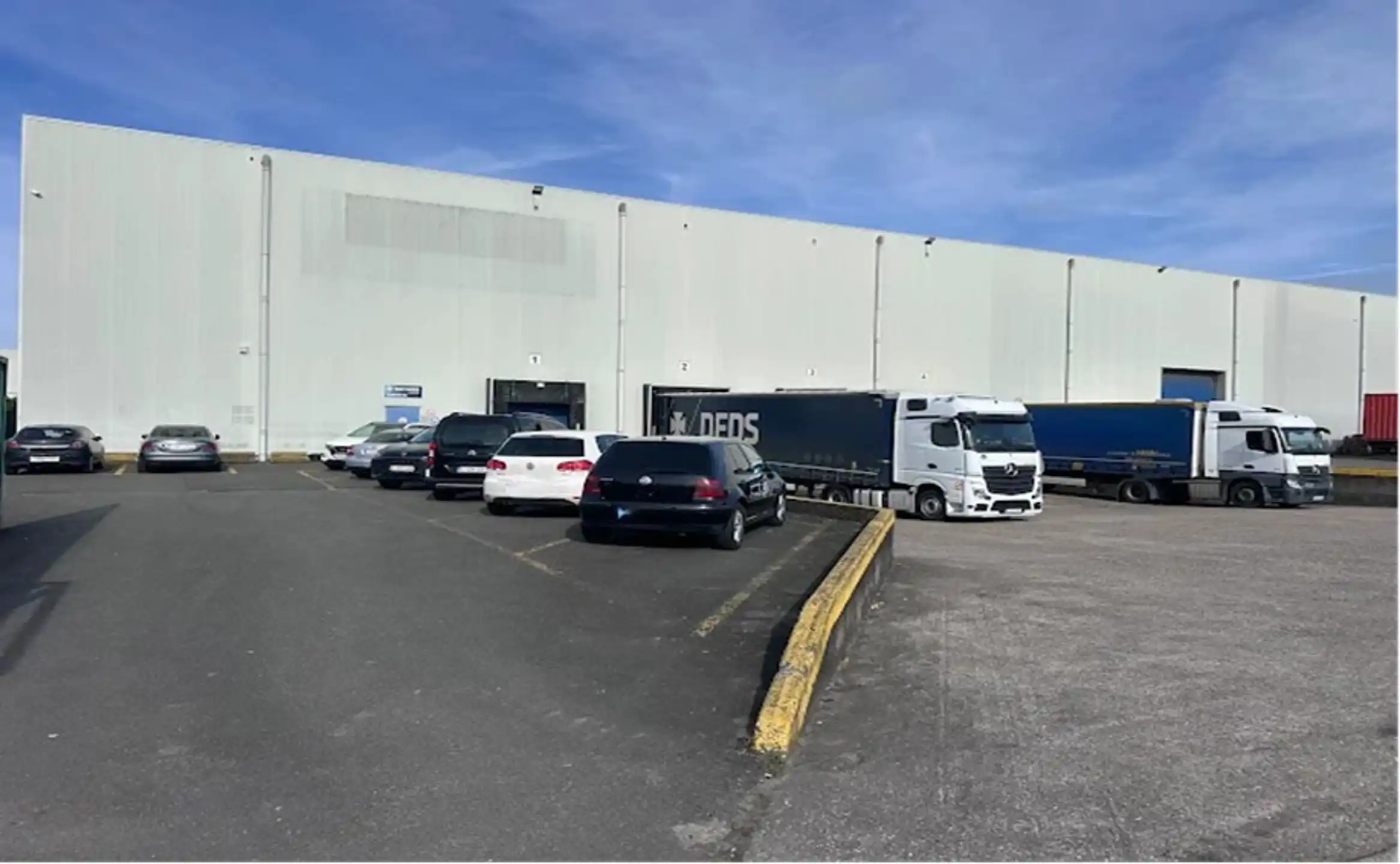 Magazijn 6.240 m² en buitenterrein 1.822m²  op de site Desteldonk in de haven van Gent  foto 3