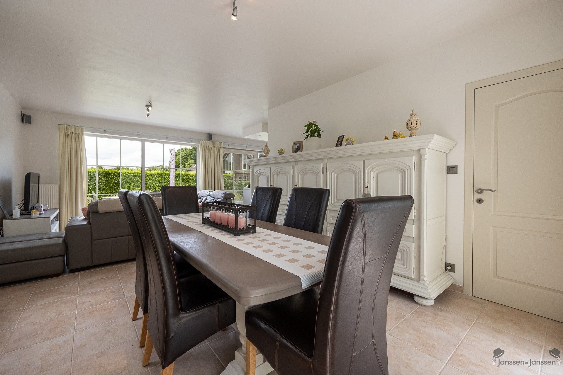 Instapklare woning met vier slaapkamers op een ruim perceel van 659m². foto 5
