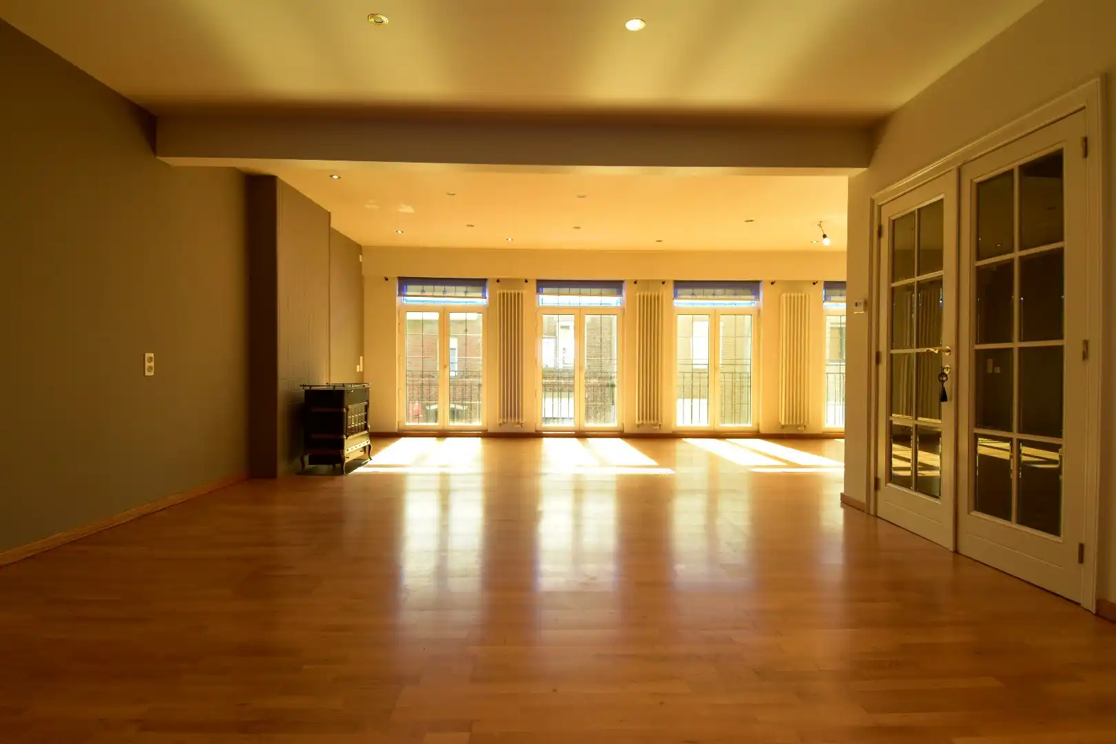 Statige woning met praktijkgedeelte (101 m²), 4 slaapkamers en zonnige tuin te koop in het straatbeeld van Bellegem foto 3