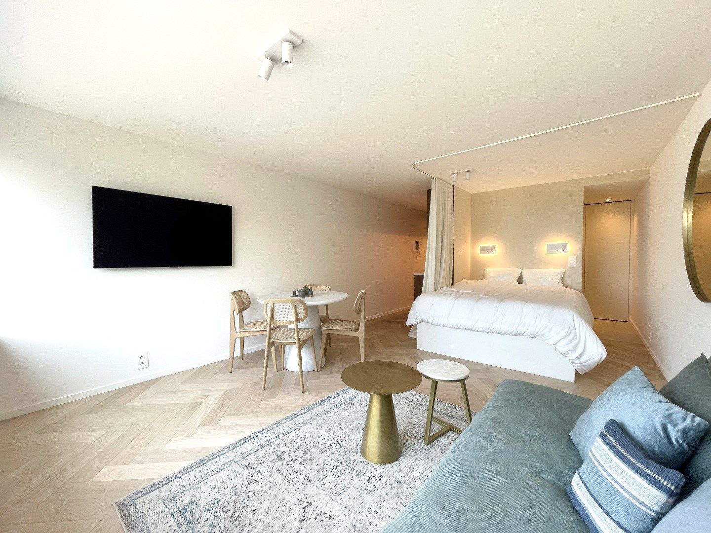 Luxueus afgewerkte studio met slaaphoek op het Van Bunnenplein met FRONTAAL zeezicht. foto 2