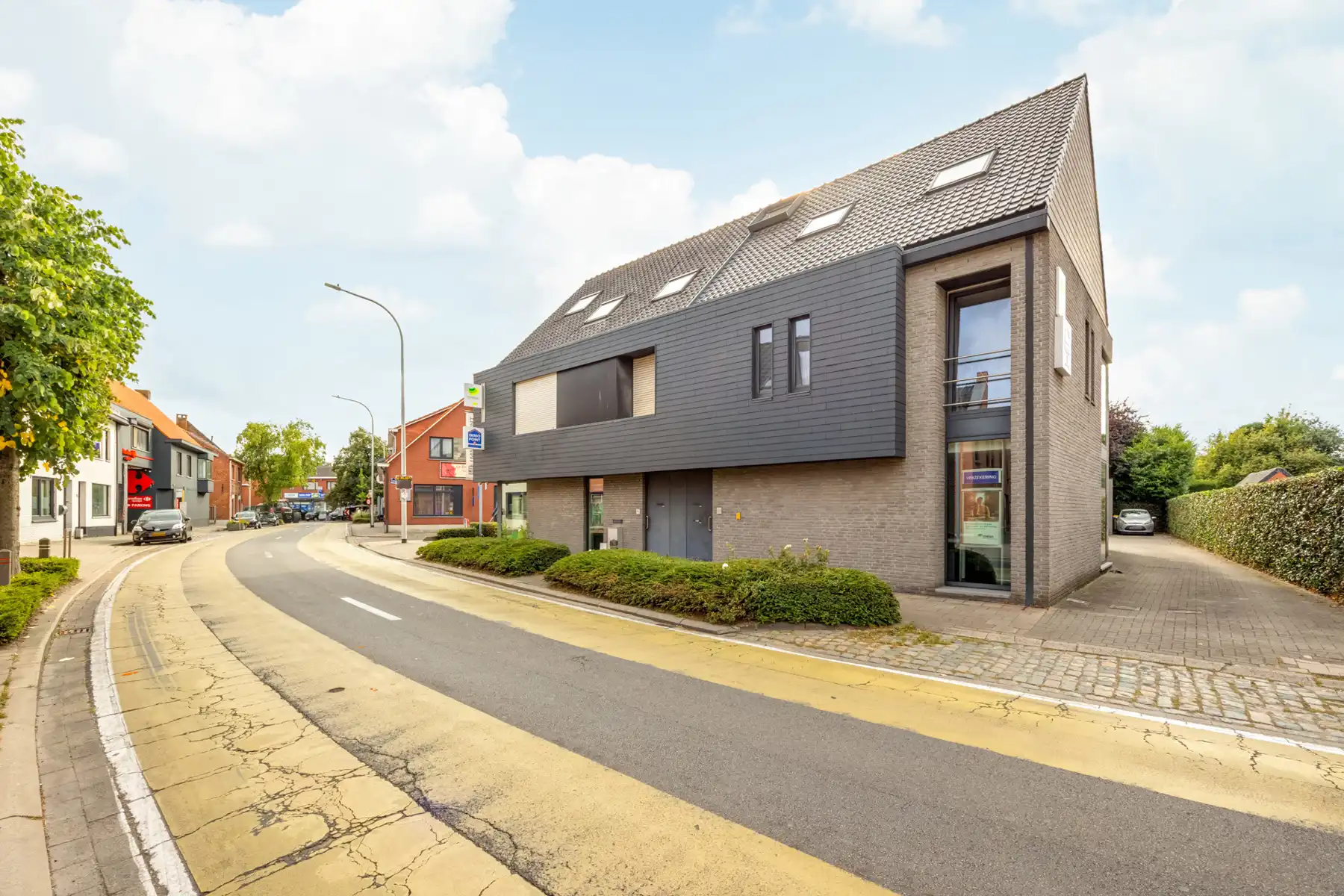 Goed gelegen kantoorruimte (circa 265m²) in het centrum van Meer (Hoogstraten) met parking. foto 3
