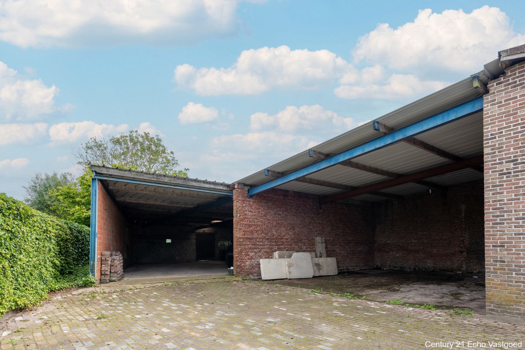 Karakterwoning met hal, garages, parking, tuin op ca 898m² foto 8