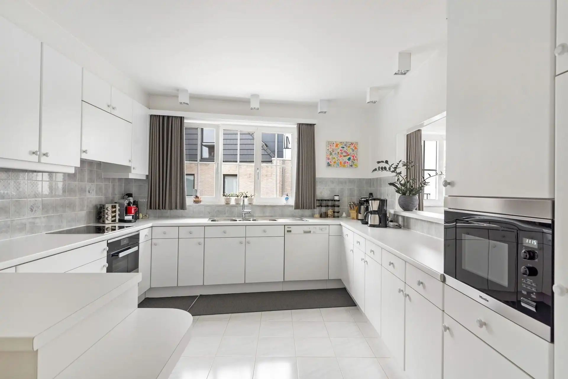 GELIJKVLOERS KANTOOR MET WONING foto 8
