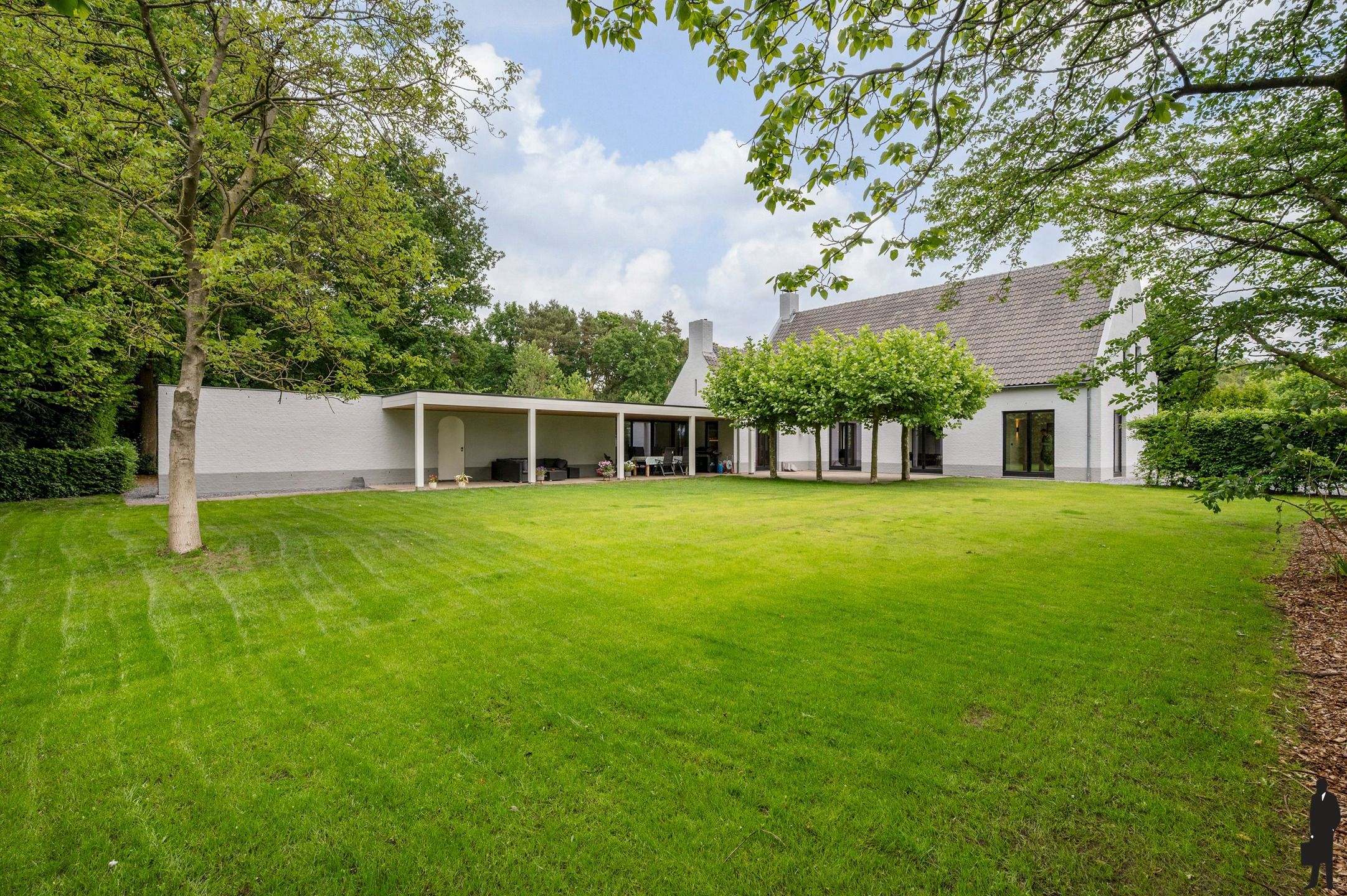 Gerenoveerde villa op 1.900 m² nabij de Nederlandse grens foto {{pictureIndex}}