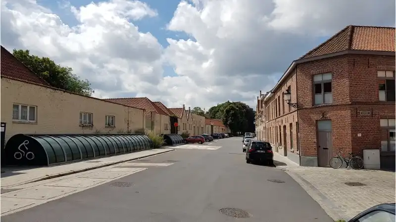 Gerenoveerd gelijkvloers appartement met ruim STADSTERRAS te huur in Brugge foto 11