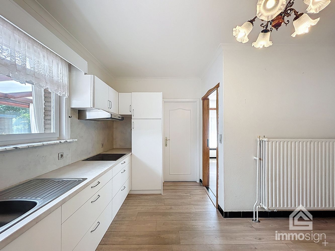 Charmante gezinswoning met potentieel op ruim hoekperceel in hartje Eksel foto 9