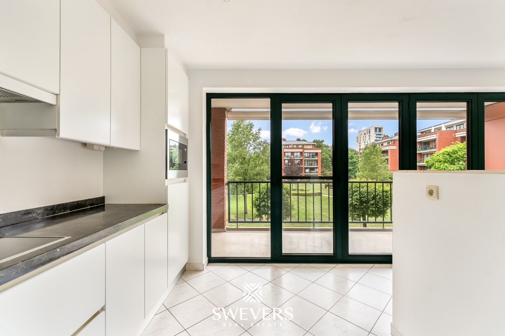 Licht appartement met ruim terras en groen uitzicht in Hasselt centrum foto 12