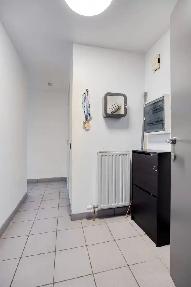 Afgesloten garagebox met automatische poort gelegen aan de achterzijde van het gebouw foto 12