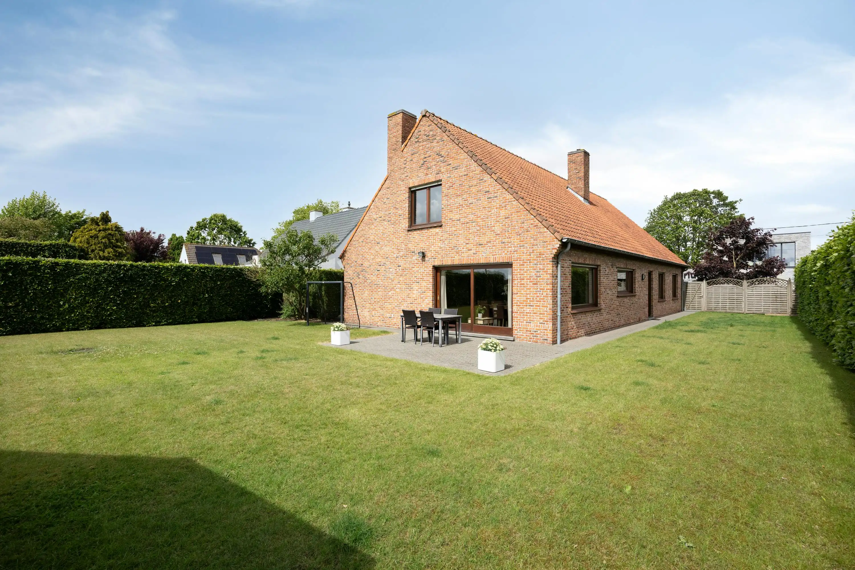 Hoofdfoto van de publicatie: Alleenstaand huis met veel potentieel te koop in Waregem
