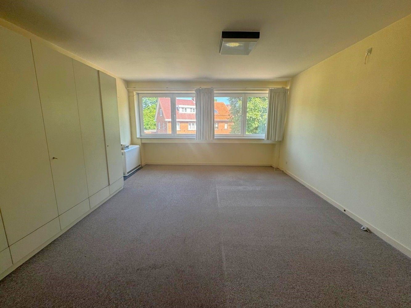 Zéér ruime rijwoning met terras en tuin nabij het centrum van Genk foto 9