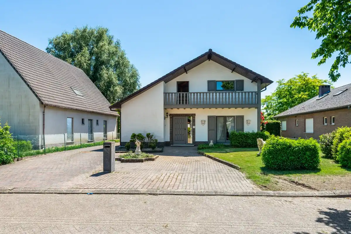 Hoofdfoto van de publicatie: Gelijkvloerswoning met 3 - 4 slaapkamers, garage & prachtig omheinde tuin.