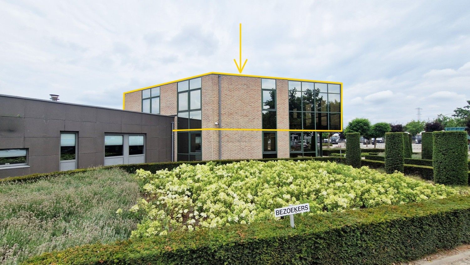 Kantoorruimtes met sanitair, kitchenette en parkeerplaatsen foto 2