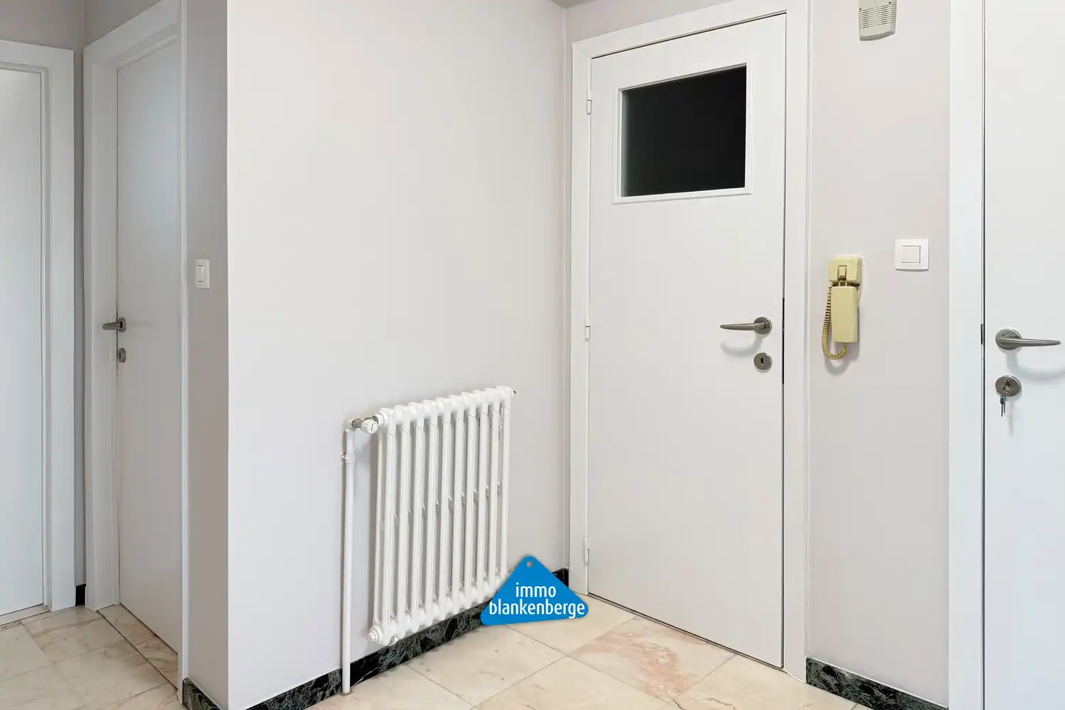Volledig gerenoveerd ruim 2 slaapkamer appartement foto 11