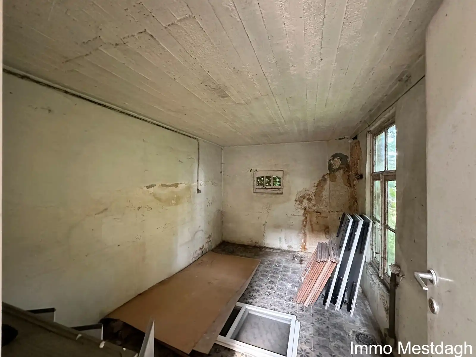 In de schaduw van de kerktoren bevindt zich deze mooie historische idyllische unieke pastorie.   foto 34