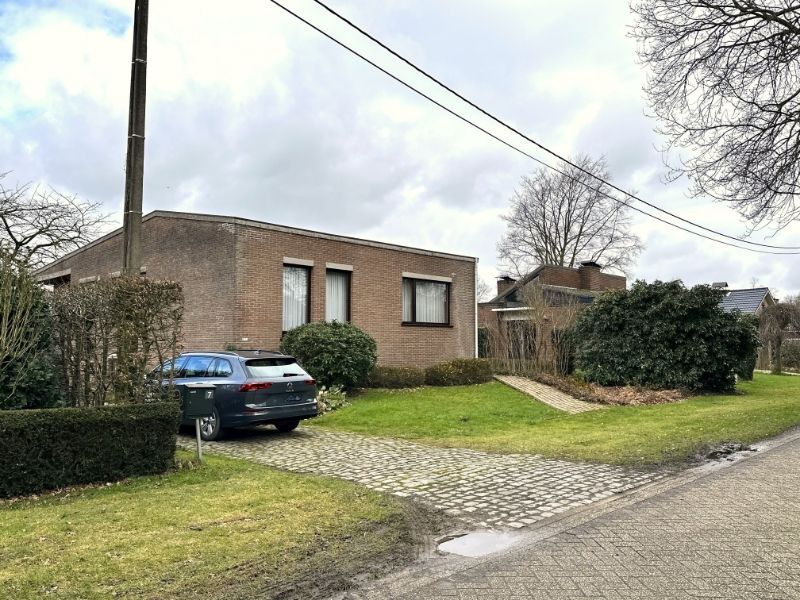 Ruime woning met 3 slaapkamers, garage en tuin – rustige ligging foto {{pictureIndex}}