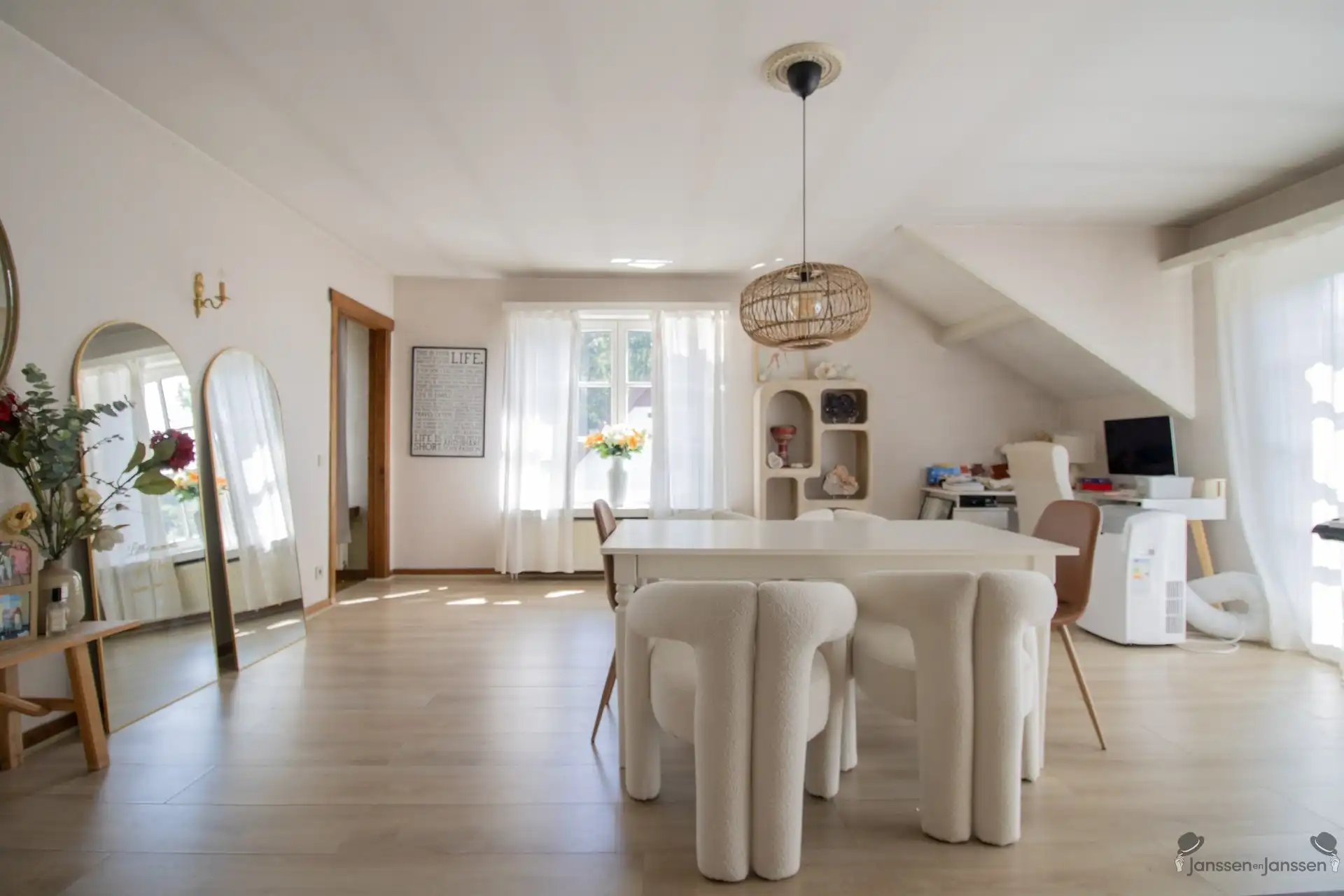 Ruime op te frissen villa met 2 keukens, 2 badkamers en min. 5 slaapkamers op 1.157 m² foto 16
