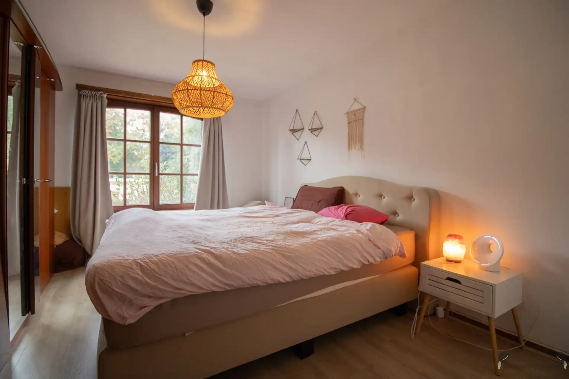 Ruime op te frissen villa met 2 keukens, 2 badkamers en min. 5 slaapkamers op 1.157 m² foto 16