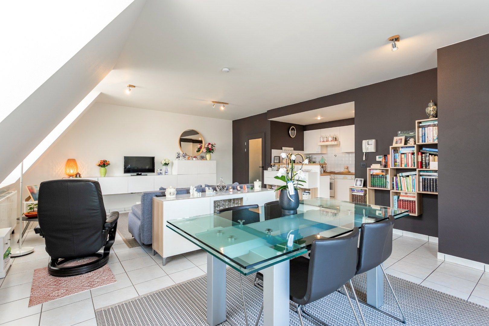 Appartement (78m²) 1 slpk, kelder en autostpl te koop centrum Halle foto 4