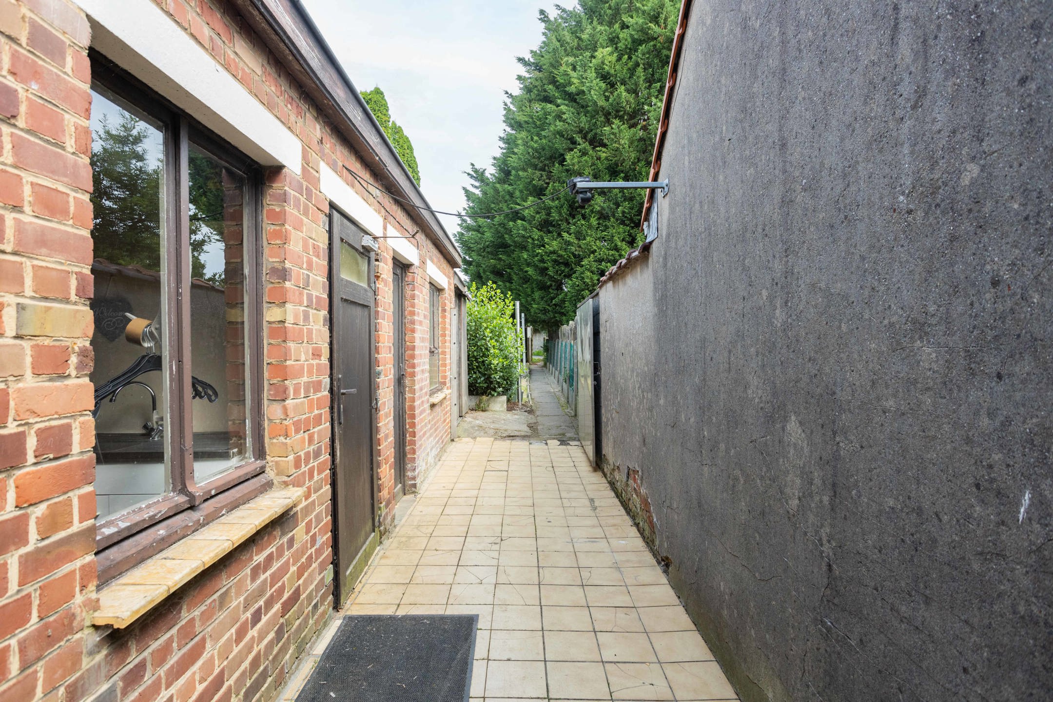 Te moderniseren eigendom met tuin en garage in de stadsrand foto 18