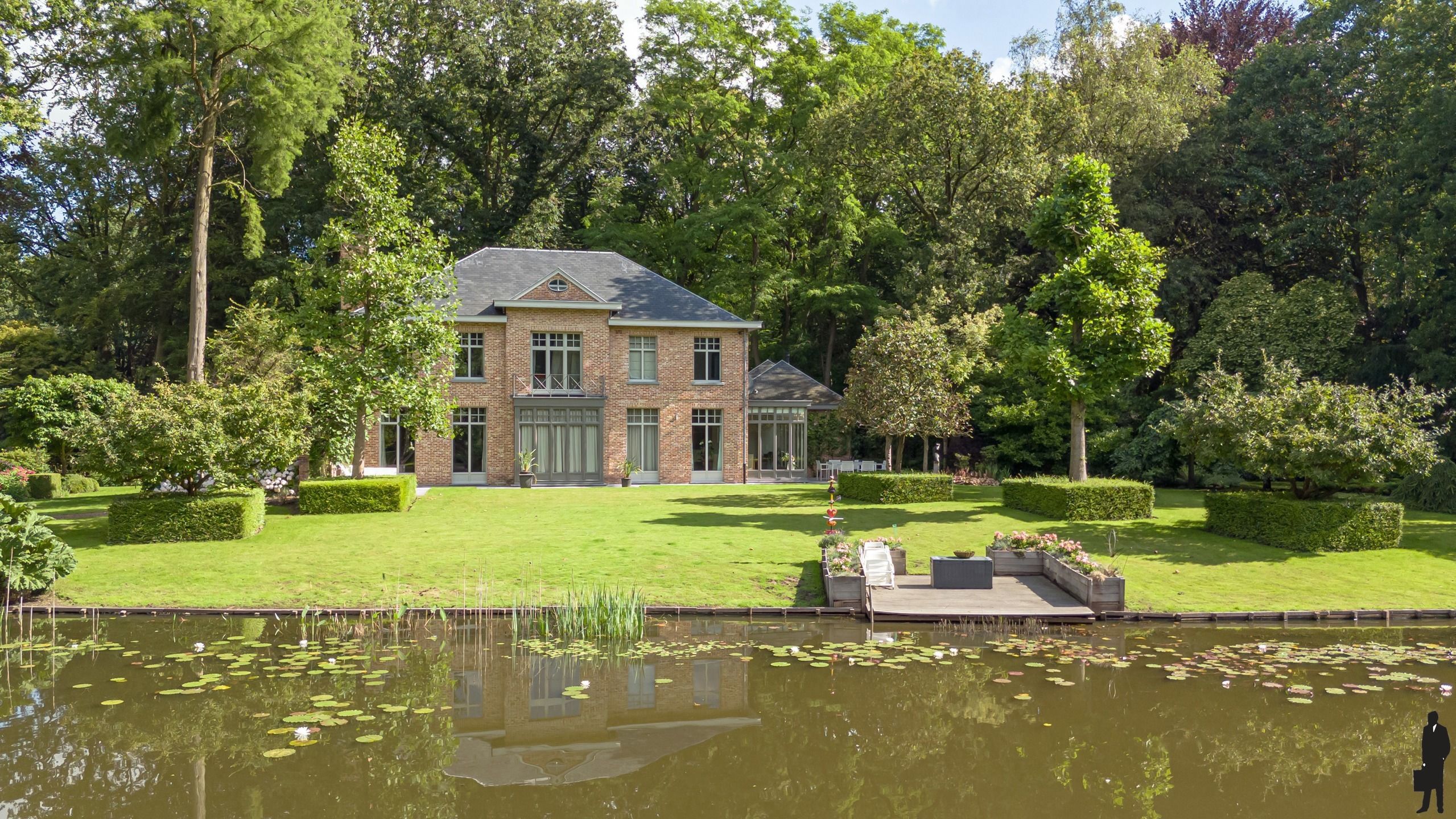 Unieke en zéér centraal gelegen villa op een parkdomein van ca. 9.847 m²! foto 53