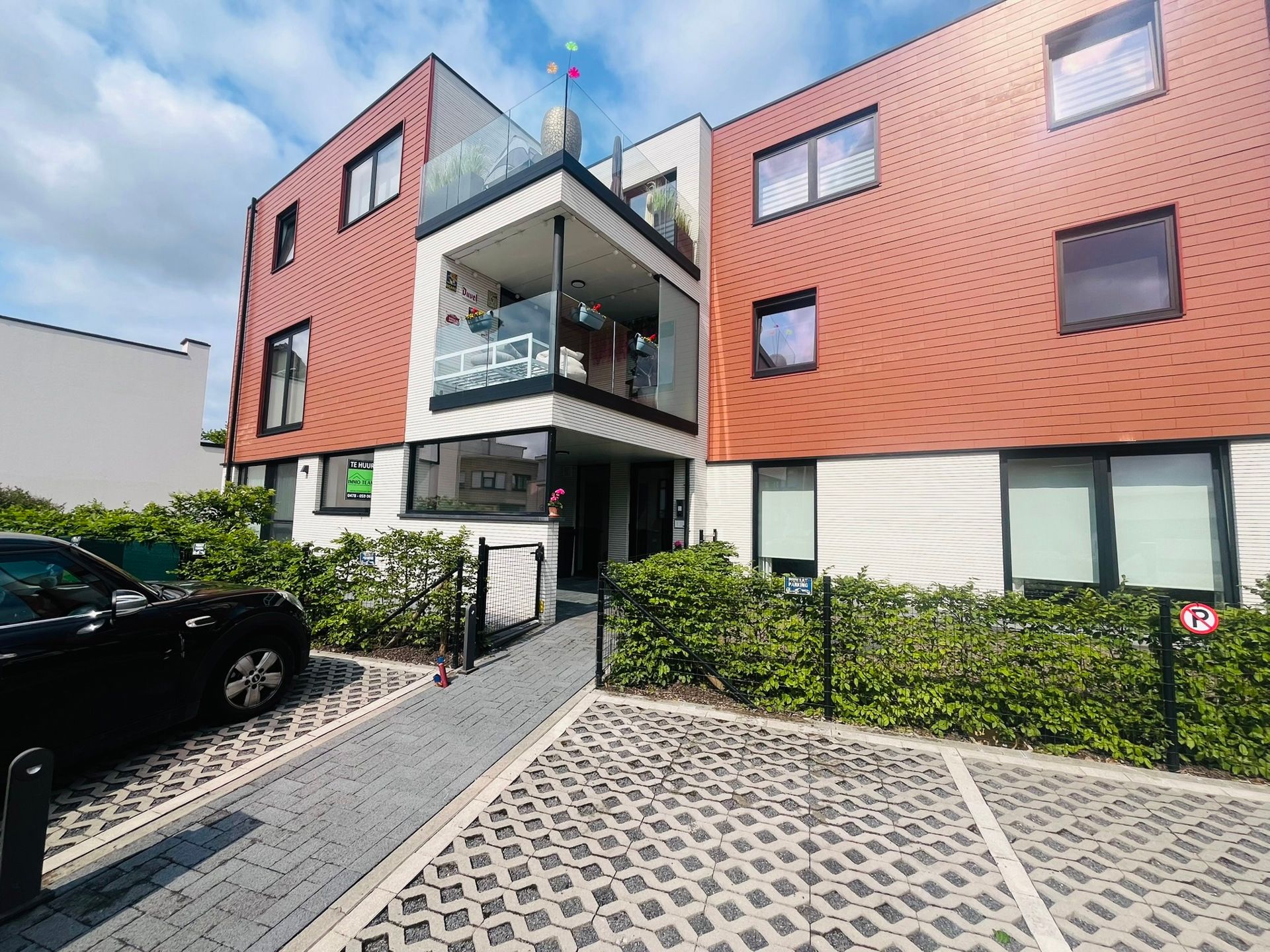 GELIJKVLOERS APPARTEMENT OP WANDELAFSTAND VAN HET STATION. foto {{pictureIndex}}