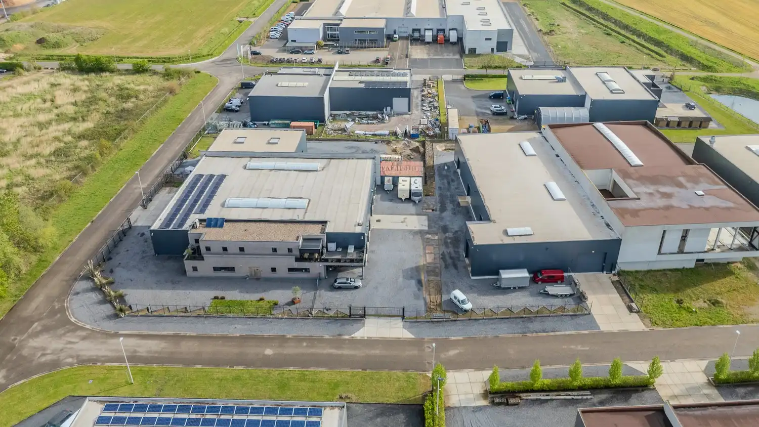 Multifunctioneel industriecomplex met woongelegenheid op topligging te Lanaken foto 3
