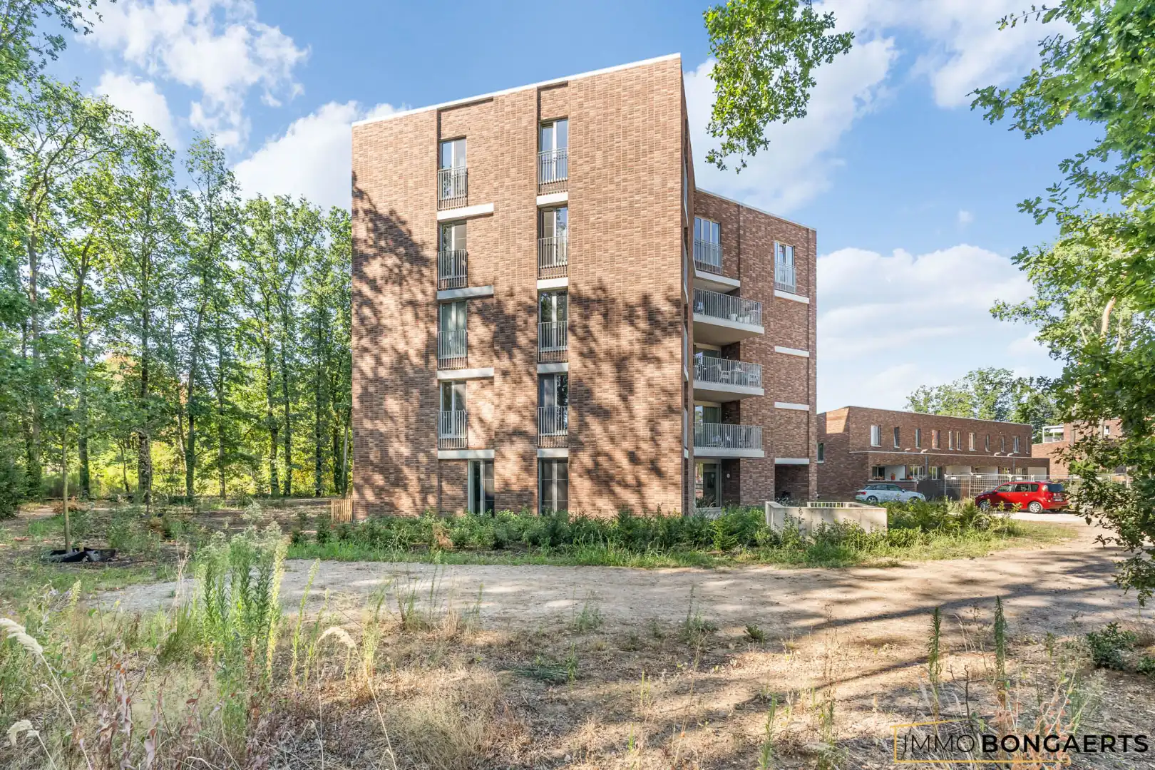 Recent modern appartement met kelder en parkeergarage foto 19