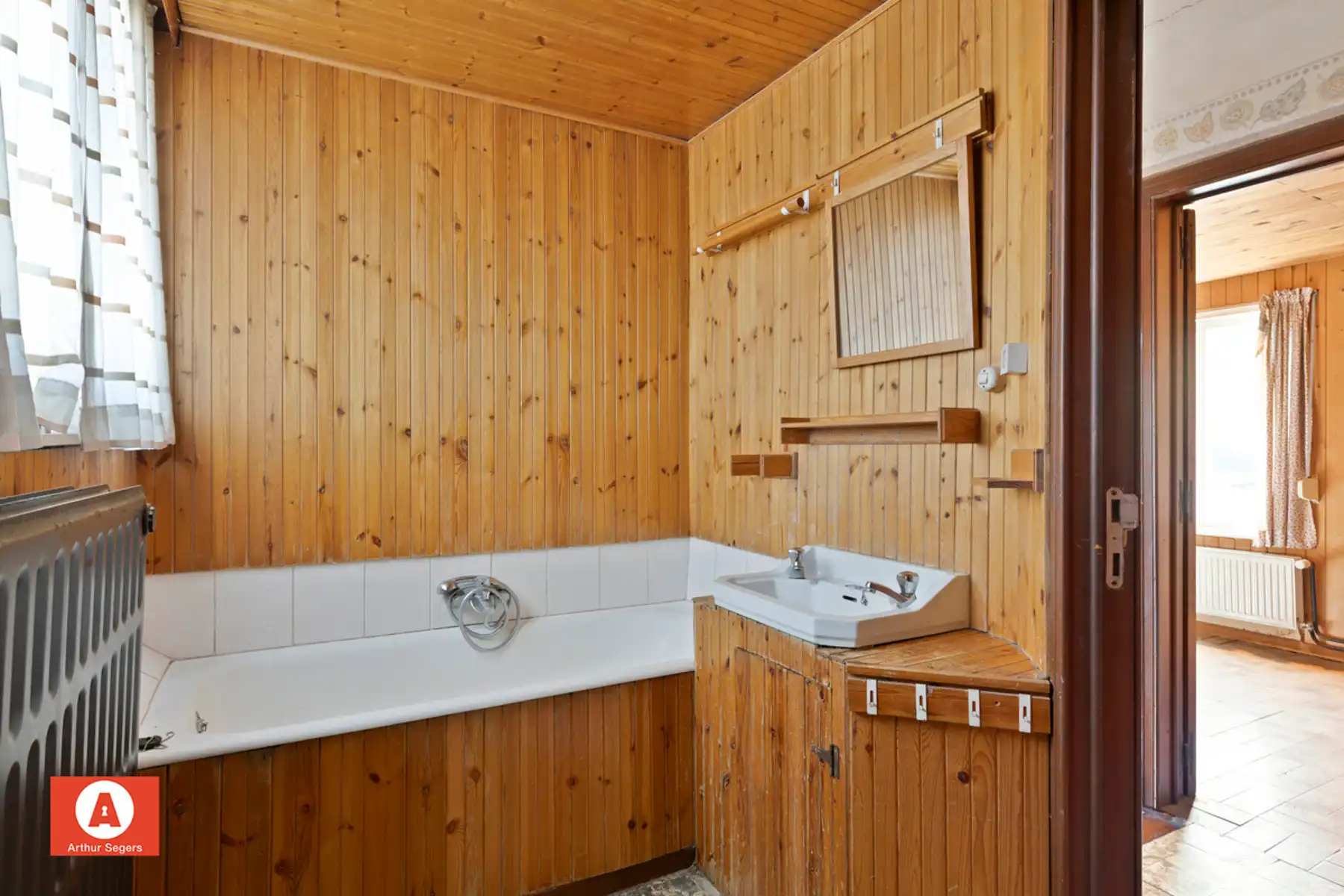 Te renoveren open bebouwing met 4 slaapkamers op toplocatie foto 16