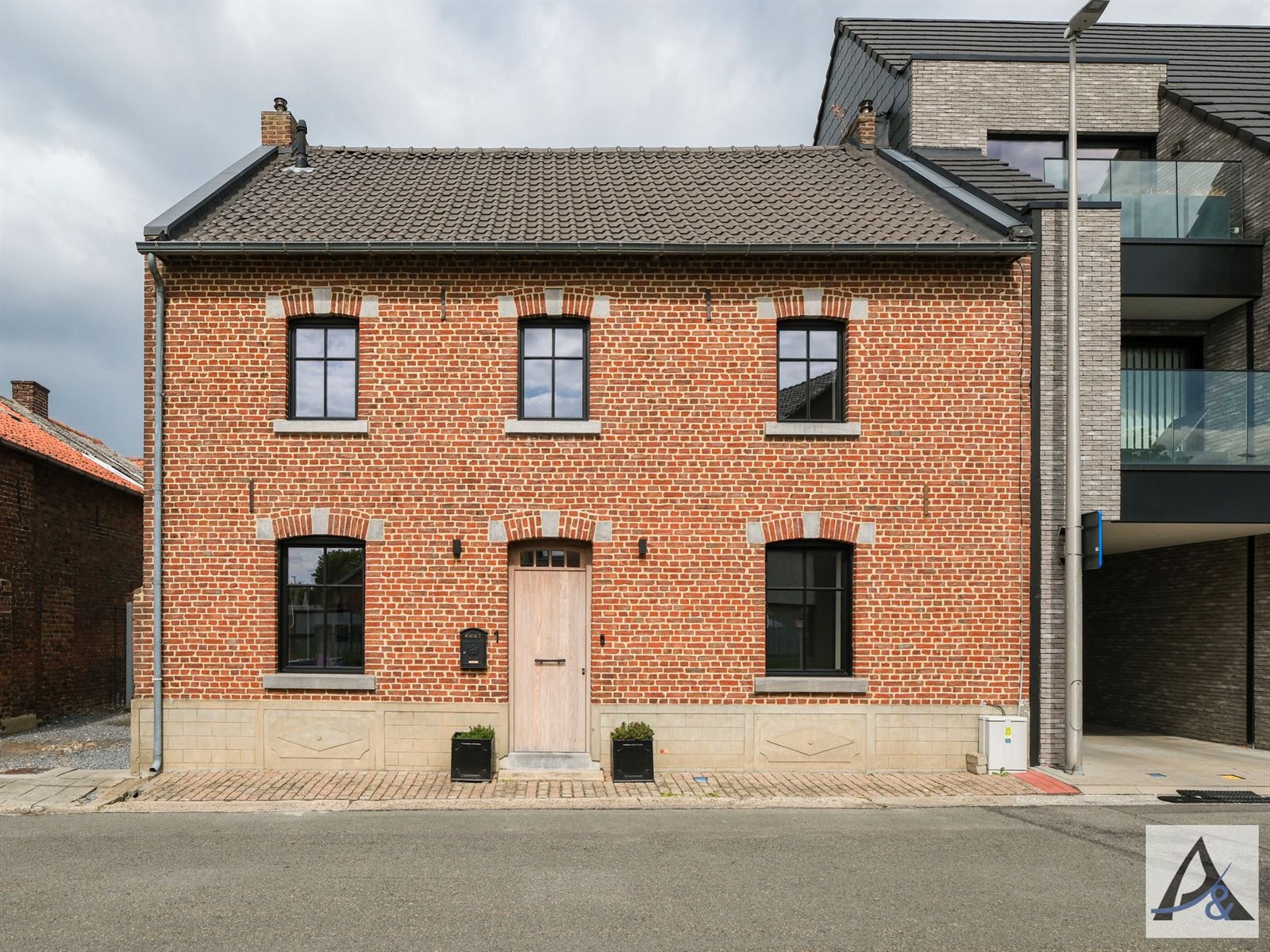 Totaal gerenoveerde, instapklare gezinswoning te koop in het hart van Munsterbilzen! foto 2