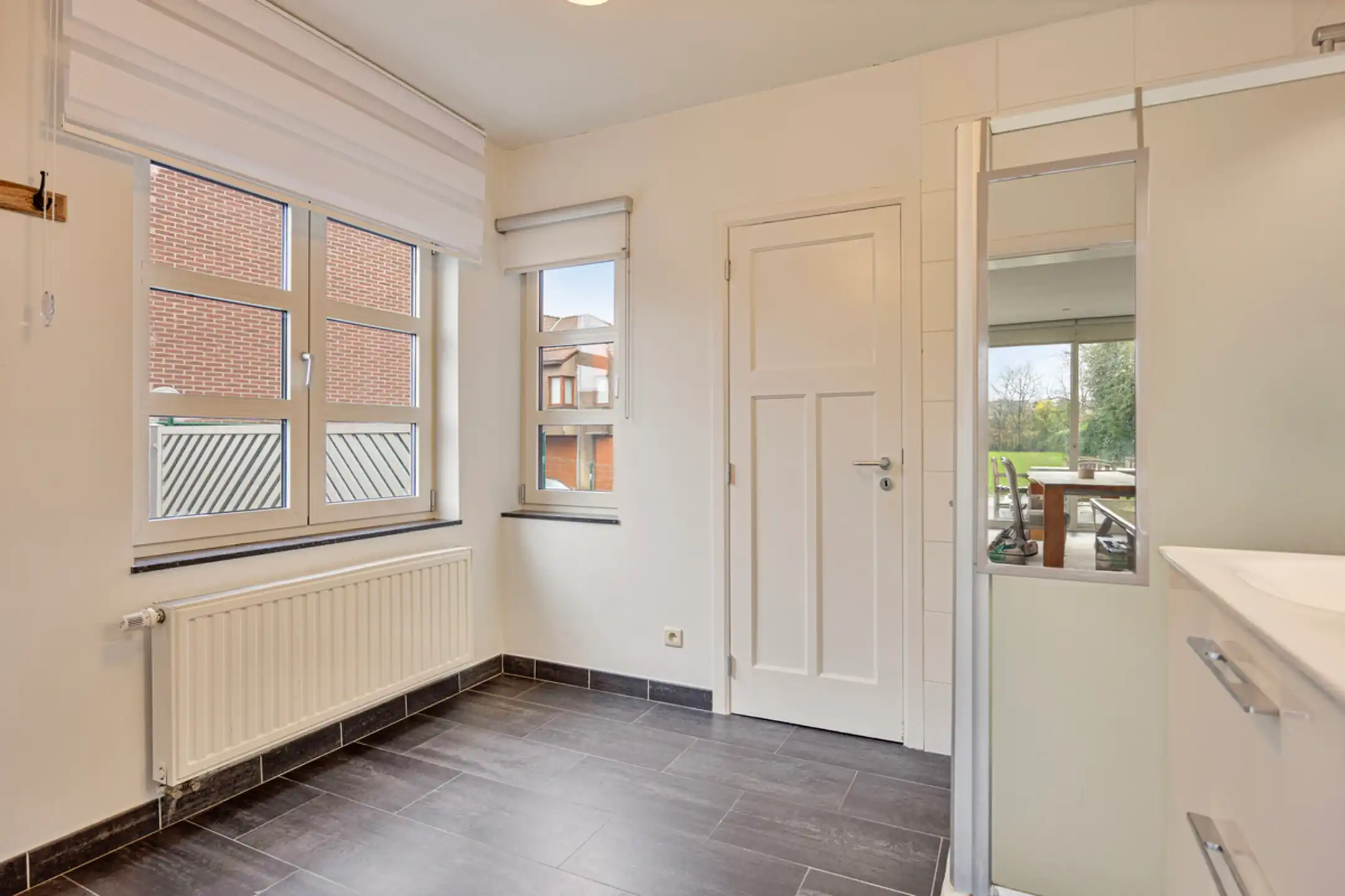 Charmante bemeubelde woning op toplocatie in Lanaken foto 11