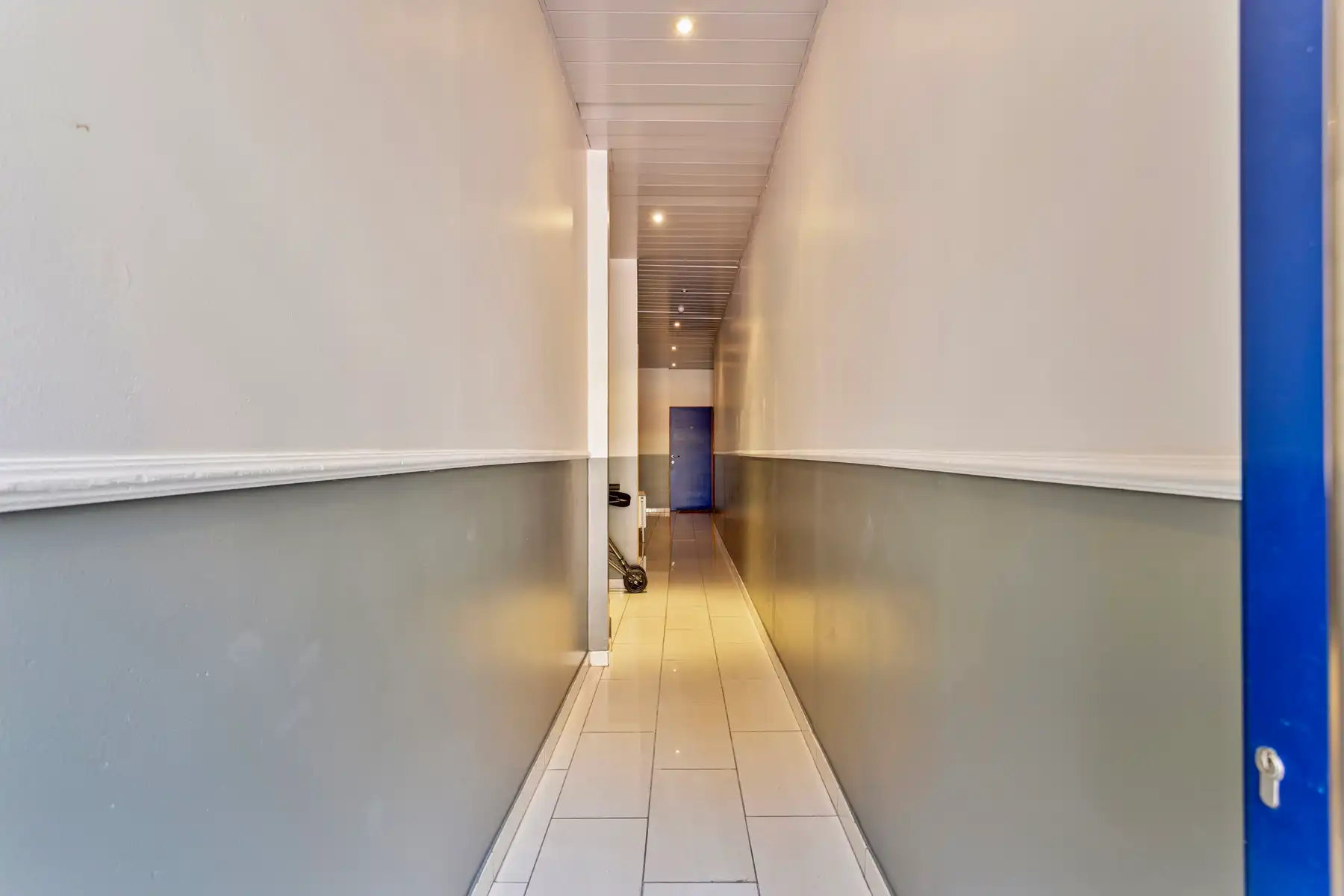 Gelijkvloerse praktijk + leefruimte en koer te centrum Halle foto 2