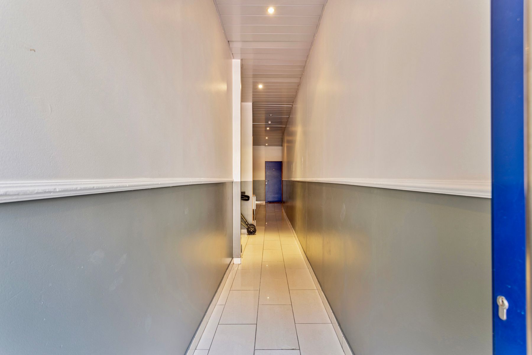 Gelijkvloerse praktijk + leefruimte en koer te centrum Halle foto 2