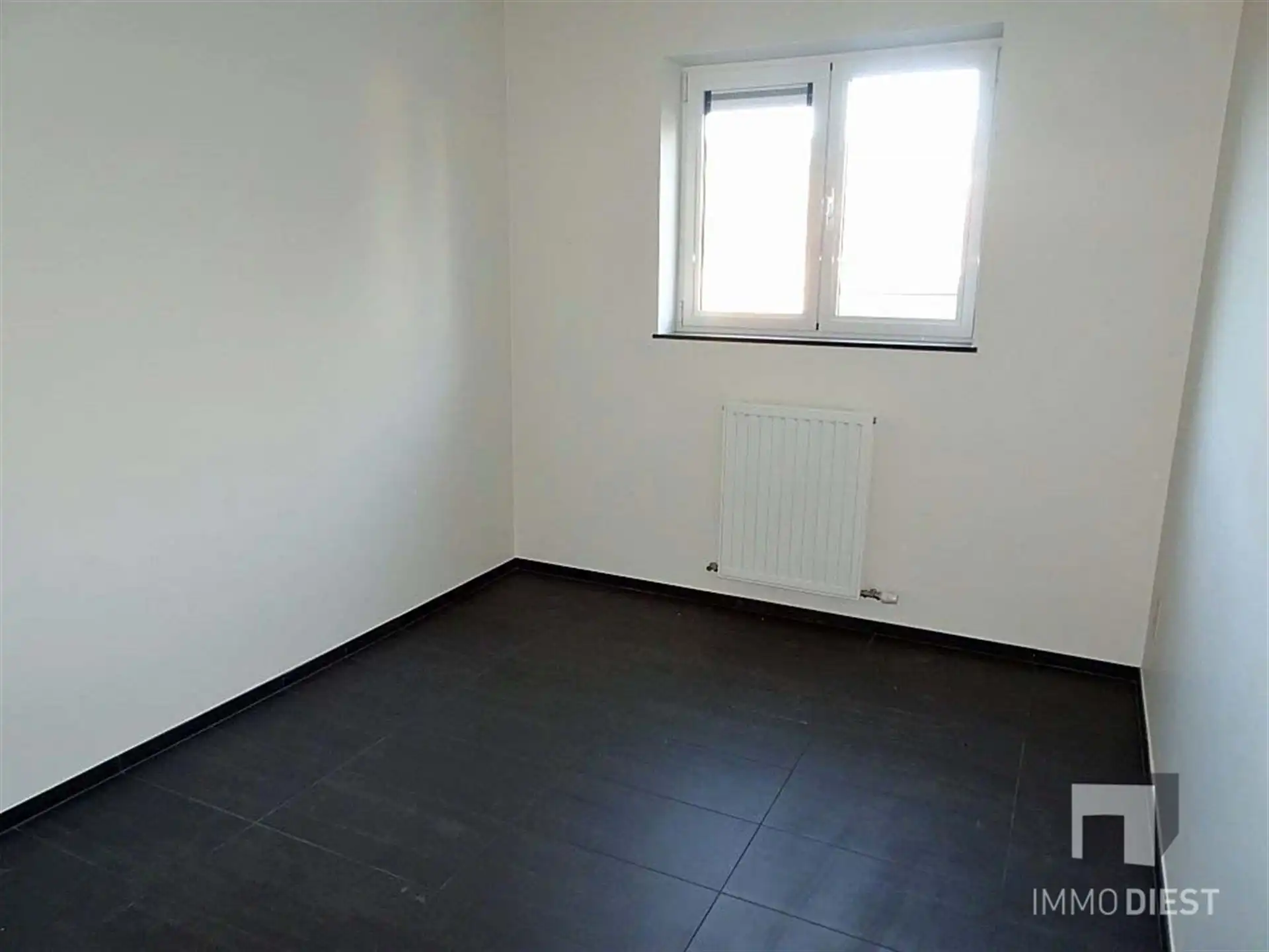Prachtig ruim appartement met veel lichtinval bestaande uit twee slaapkamers, terras, ondergrondse staanplaats in het centrum van Halen. foto 14