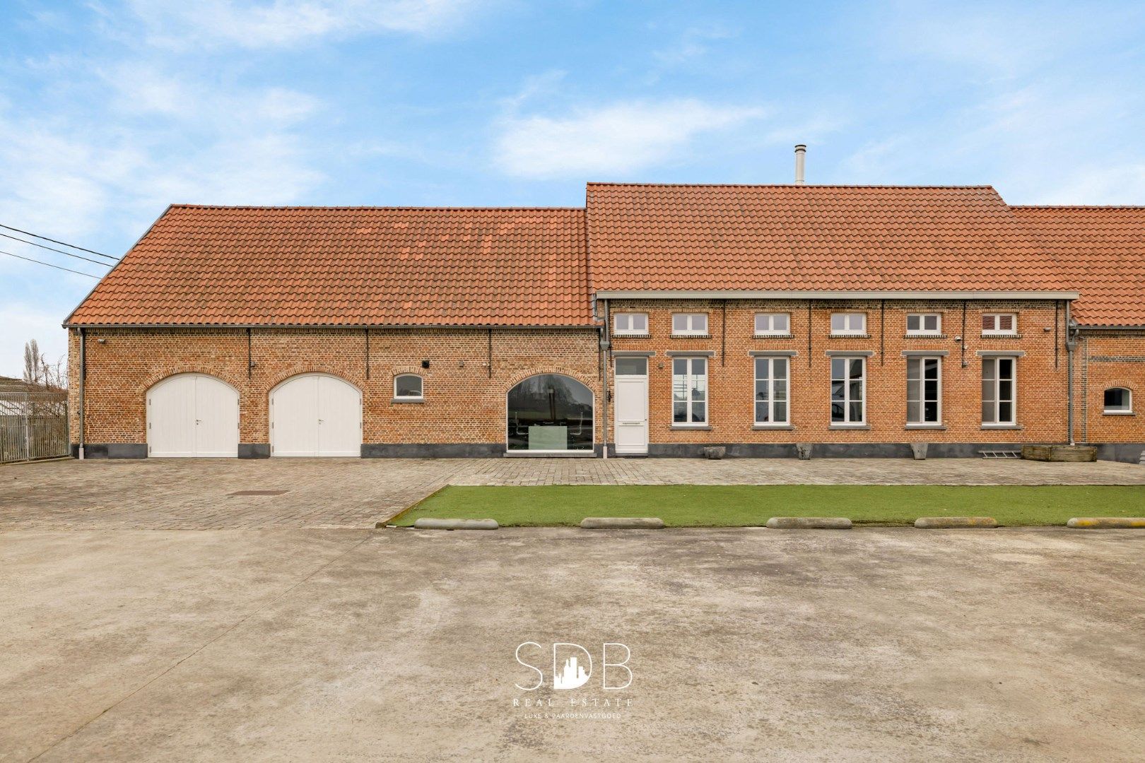 Prachtige villa in hoevestijl met bijgebouwen en graslanden op 89.070m² foto 3