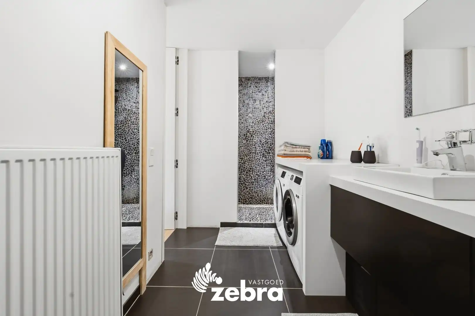 Instapklare woning met achterliggende garage en uitweg! foto 10