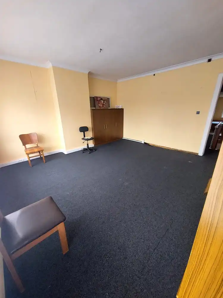 Ruime te renoveren woning foto 12