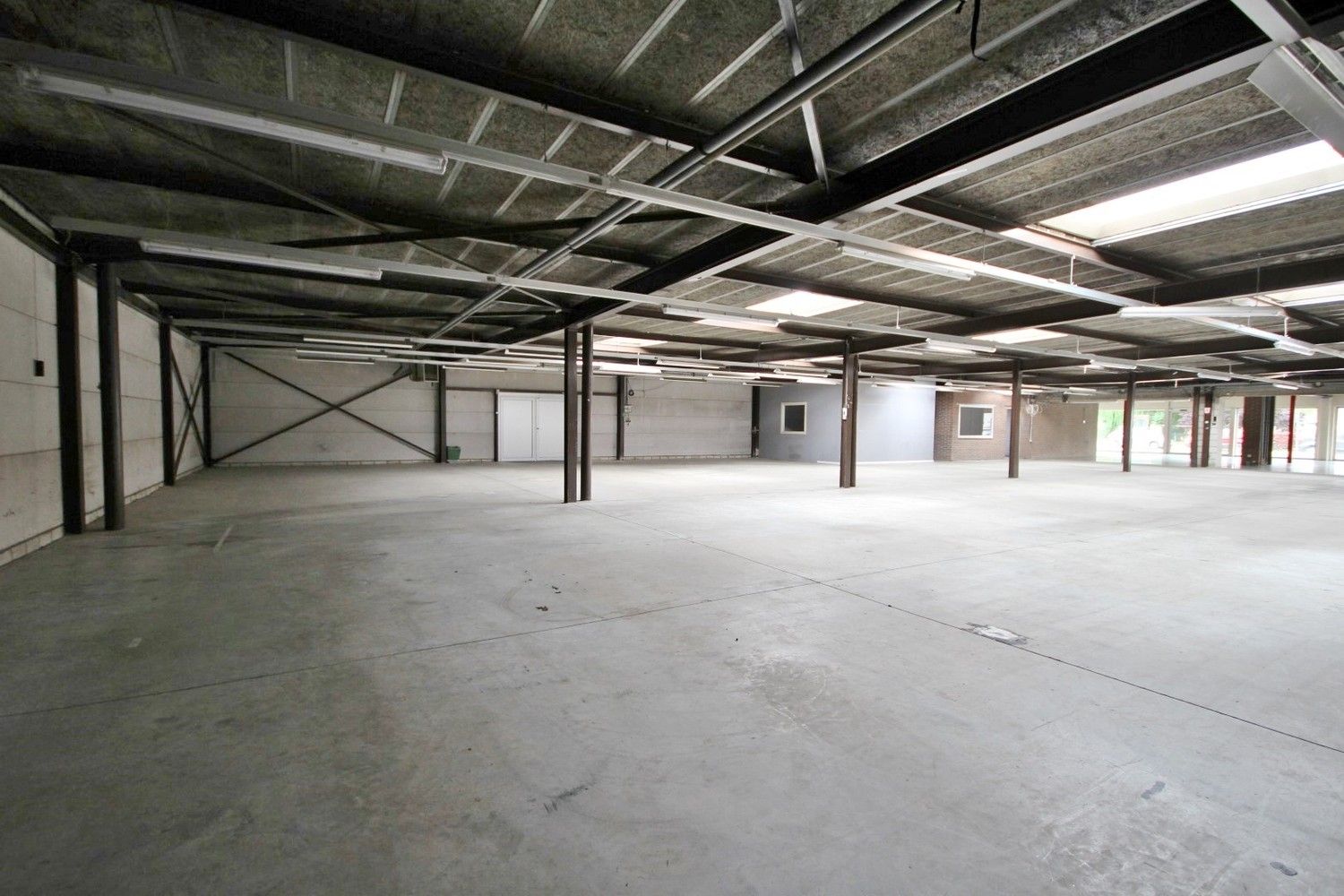 Ruim handelspand met magazijn op toplocatie foto 12
