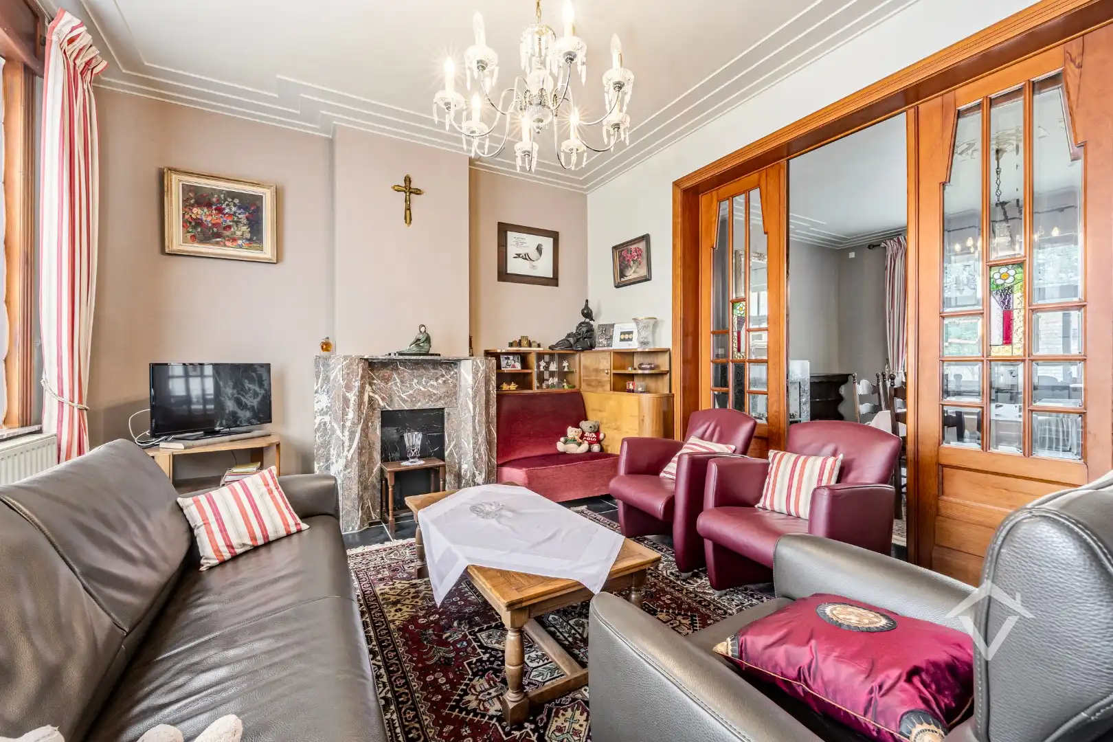 Ruime woning met bijgebouwen in Gistel: 5 Slaapkamers, 368m² Woonoppervlakte op een perceel van 1801m² foto 7