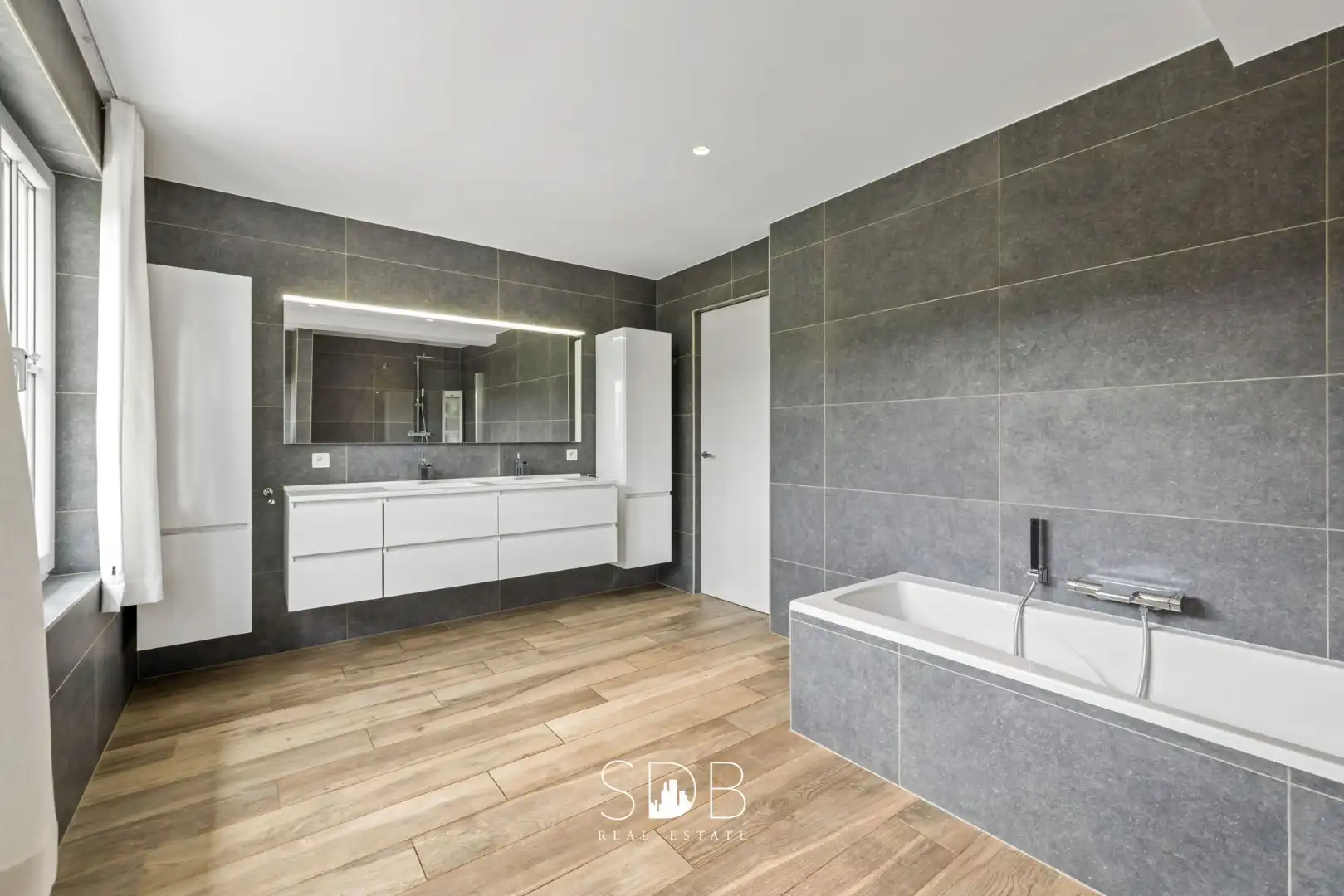 Prachtige villa met zwembad, paardenstallen, paddock en grasland op 1,3HA foto 20