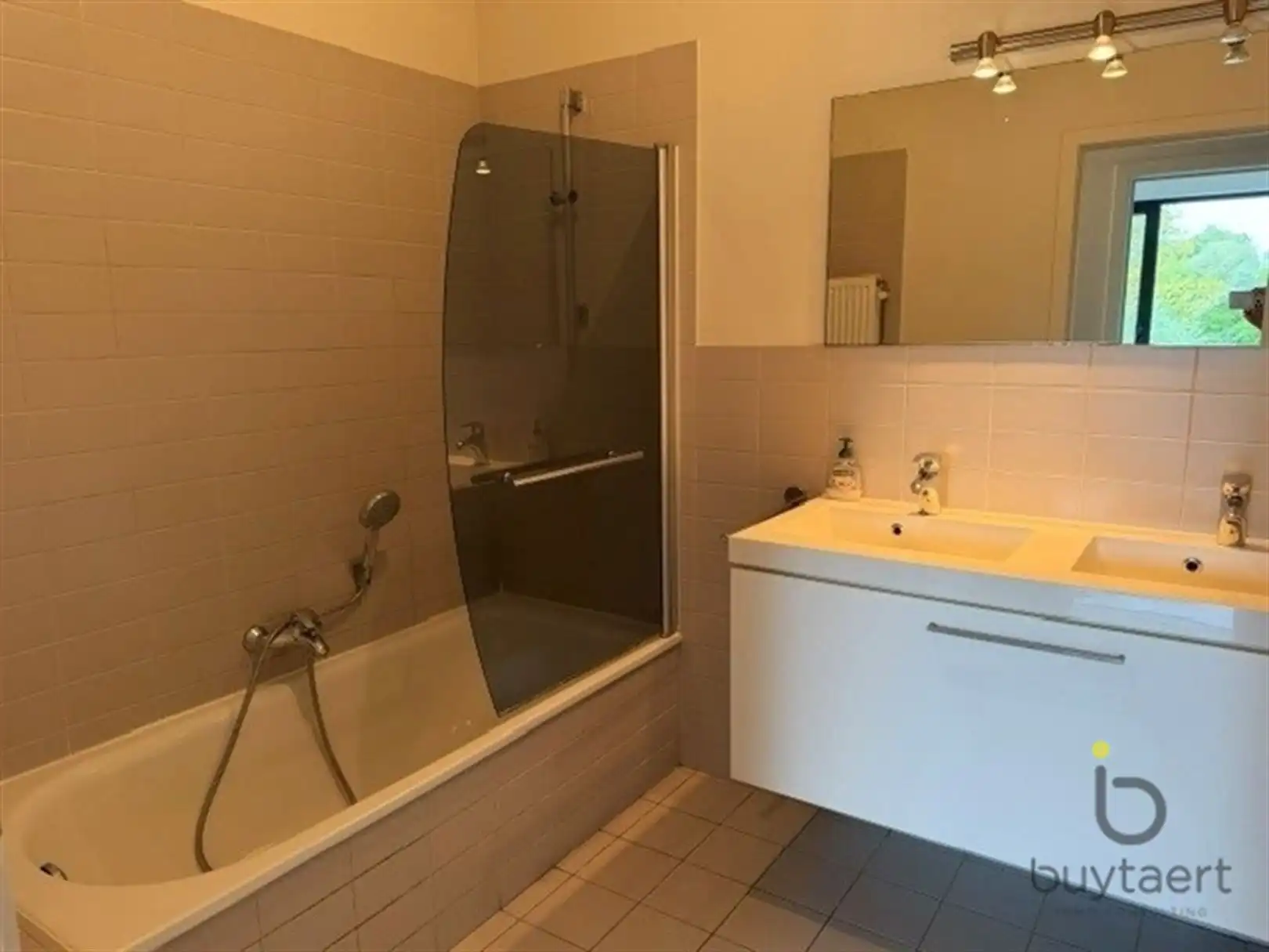 Hoekappartement met twee slpks en terrassen te Wommelgem. foto 9