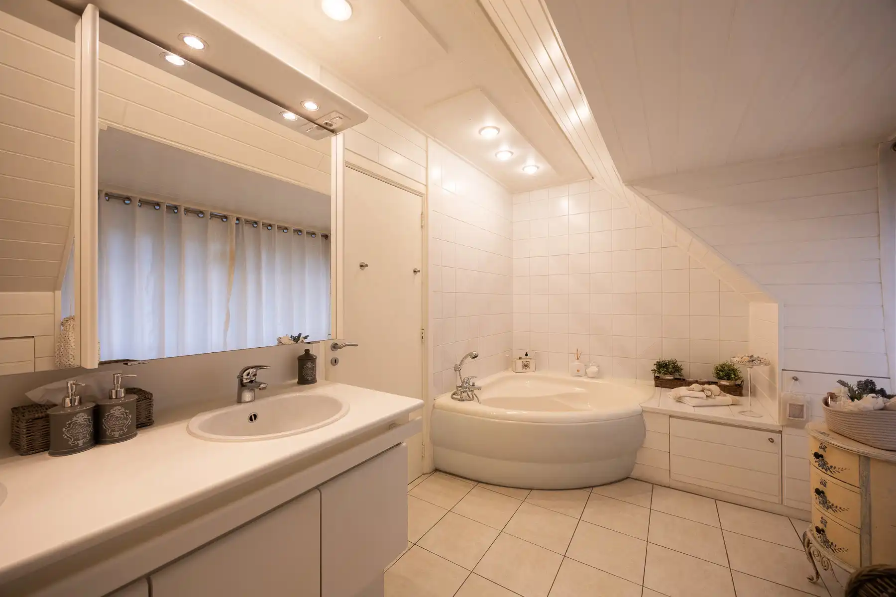 Rustig en groen gelegen statige, instapklare villa foto 22
