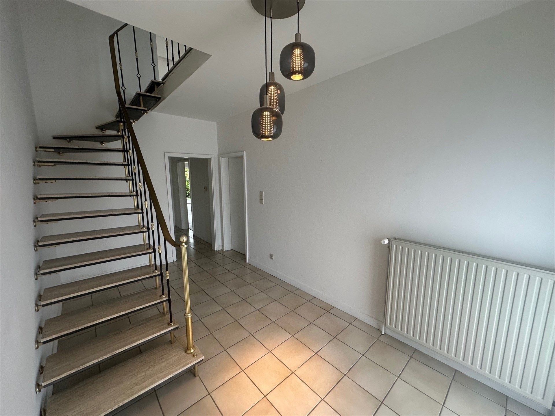 Ruime woning met 3 slaapkamers, garage en tuin foto 8
