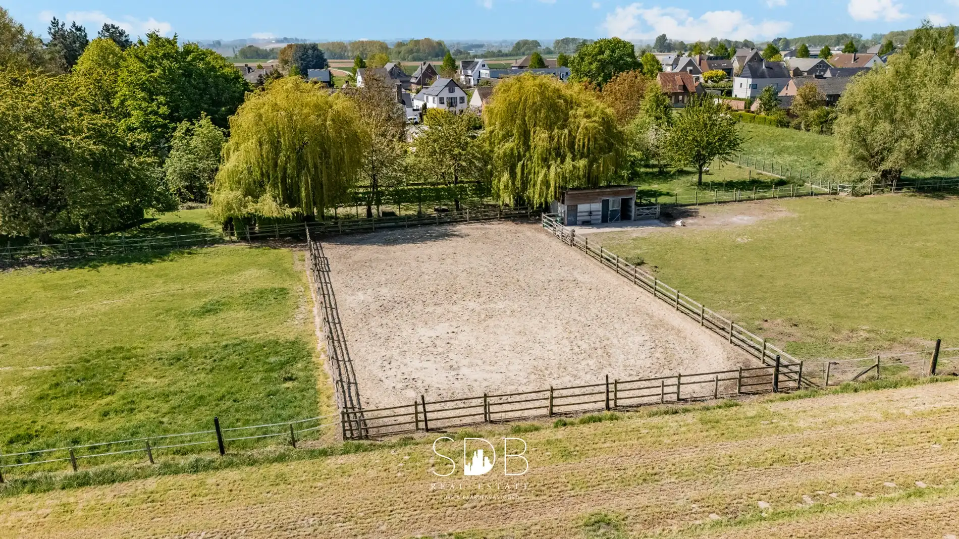 Prachtige stijlvolle woning met bijgebouwen, buitenpiste en graslanden  foto 48