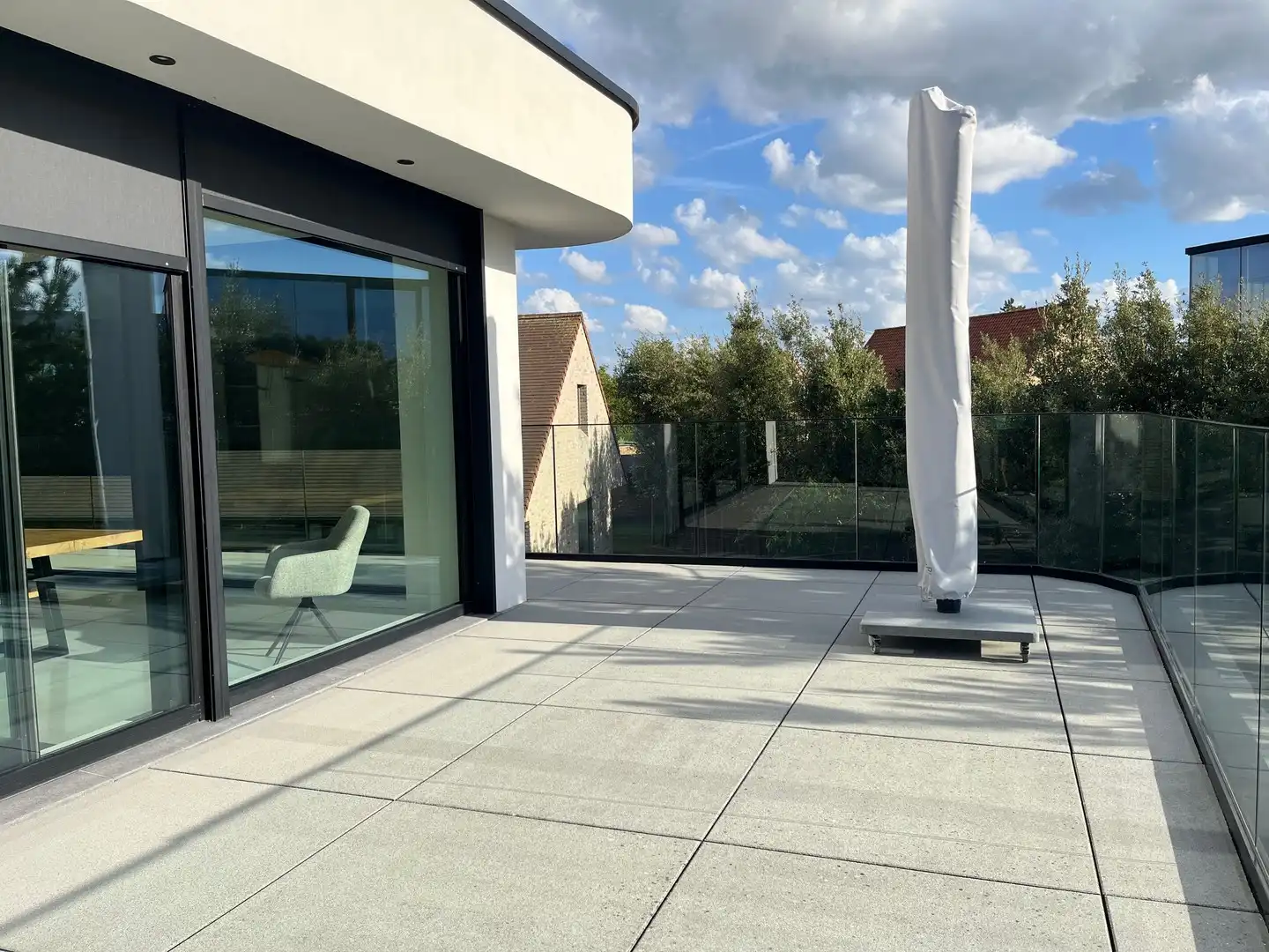 Recent gebouwde, energiezuinige villa gelegen in een rustige dreef van een centraal gelegen villawijk te Knokke-Heist. foto 11