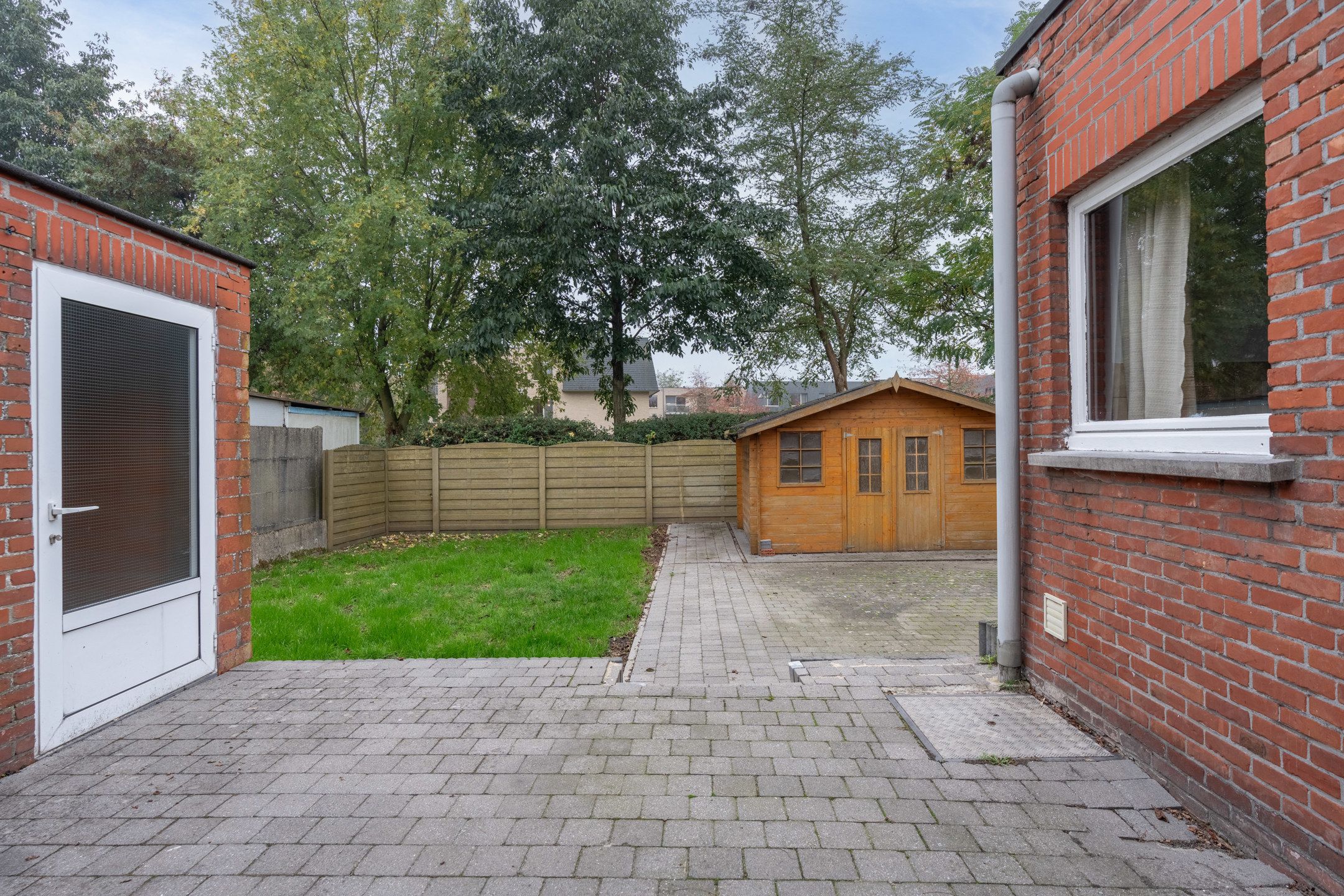 Op te frissen woning met o.a. 3 slpks en garage op 295m². foto 23